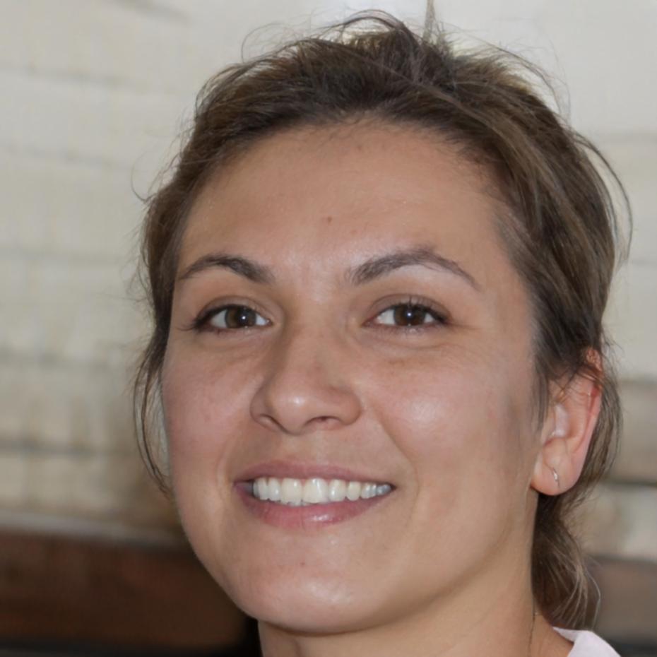 Especialista financiera revisando documentos en su oficina